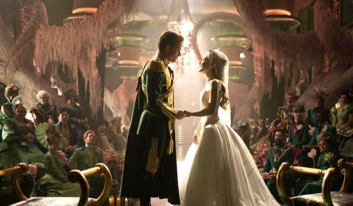 Da sinistra: Jonathan Bailey (Fiyero) e Ariana Grande (Glinda) in una scena di “Wicked - Parte 2”. Credits: Universal Pictures.