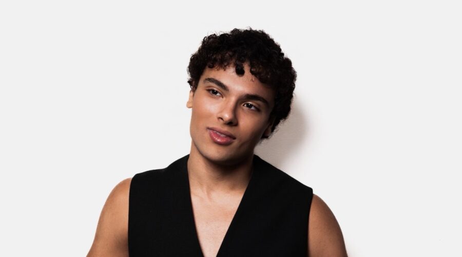 Kiro Ebra (Forest) in un posato per “Maxton Hall - Il mondo tra di noi 2”. Credits: Prime Video.