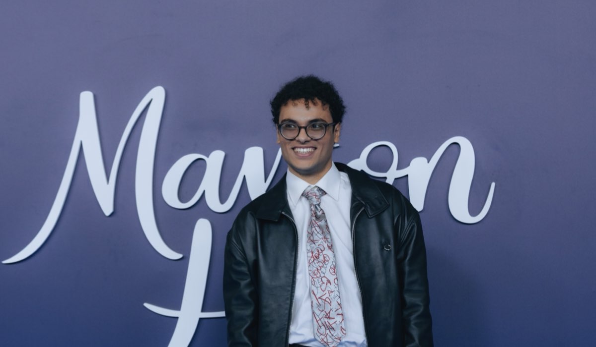 Kiro Ebra (Forest) in un posato alla première di “Maxton Hall - Il mondo tra di noi 2”. Credits: Prime Video.