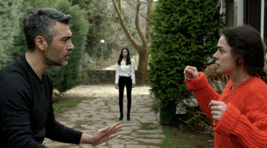 La Forza Di Una Donna Ii Canale 5 Caner Cindoruk (Sarp Çesmeli), Özge Özpirinçci (Bahar Çesmeli) Credits Rete In Rete