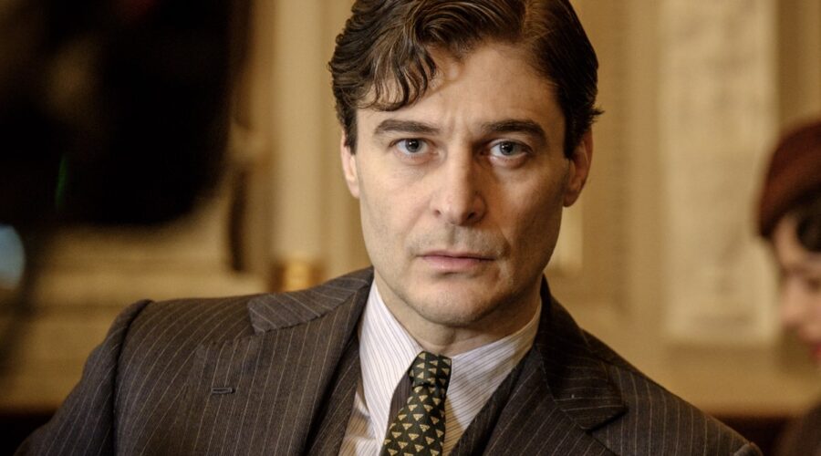 Lino Guanciale (Luigi Alfredo Ricciardi) in una scena de “Il Commissario Ricciardi 3”. Credits: Rai.