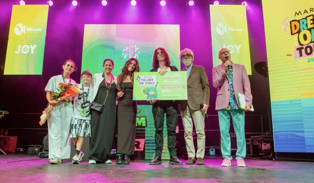 Giulia Nova, Beppe Vessicchio, Gaia De Martino con il vincitore del talent “On Stage”. Credits: Rai.