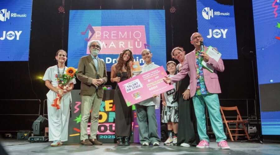 Giulia Nova, Beppe Vessicchio, Gaia De Martino con il vincitore del talent “On Stage”. Credits: Rai.