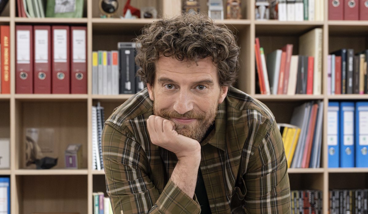 Maurizio Lastrico (Gabriele Di Lillo) in una scena di “Call My Agent - Italia 3”. Credits: Chiara Calabrò/Sky Italia.