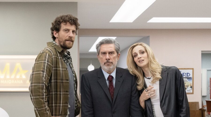 Da sinistra: Maurizio Lastrico (Gabriele Di Lillo), Michele Di Mauro (Vittorio Baronciani) e Sara Drago (Lea Martelli) in una scena di “Call My Agent - Italia 3”. Credits: Chiara Calabrò/Sky Italia.