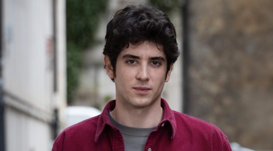 Nicolas Maupas (Simone Balestra) in un posato per “Un Professore 3”. Credits: Assunta Servello, Banijay Studios Italy e Rai.