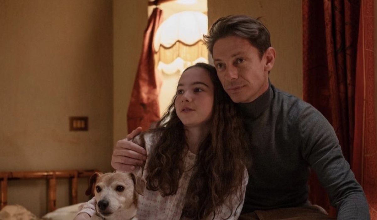 Da sinistra: Nina Sciarappa (Irene) e Giorgio Pasotti (Armando) in una scena de “L'appartamento sold out”. Credits: Rai/RaiPlay.