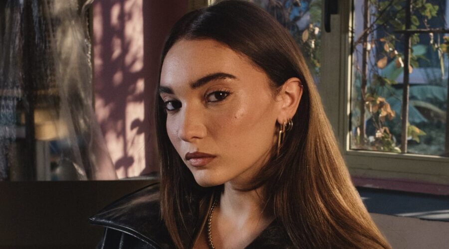 Antonia, nome d'arte di Antonia Nocca, in un posato. Credits: Manuel Grazia.