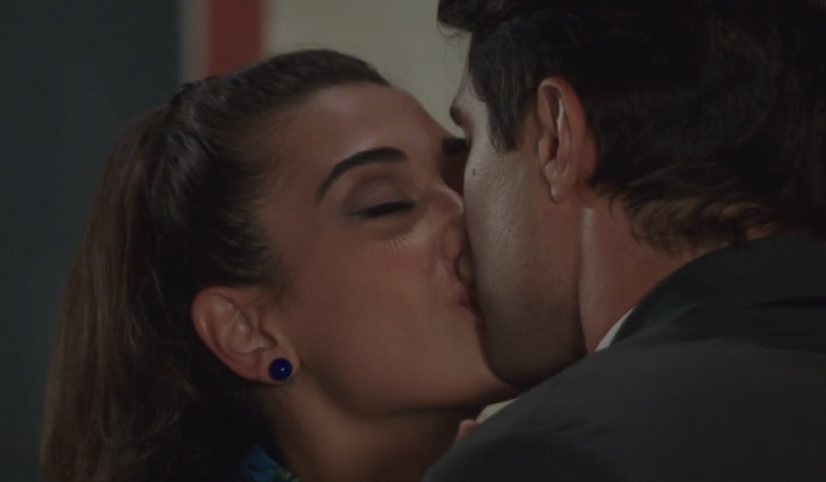 Da sinistra: Nicoletta Di Bisceglie (Rosa Camilli) e Pietro Masotti (Marcello Barbieri) in una scena della puntata 37 de “Il Paradiso Delle Signore 10”. Credits: Rai.