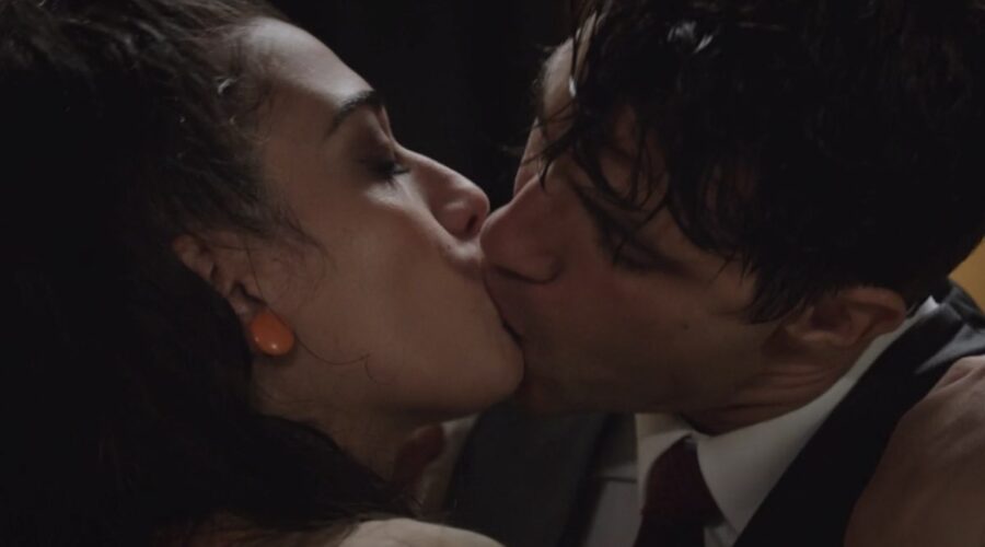 Da sinistra: Nicoletta Di Bisceglie (Rosa Camilli) e Pietro Masotti (Marcello Barbieri) in una scena della puntata 42 de “Il Paradiso Delle Signore 10”. Credits: Rai.