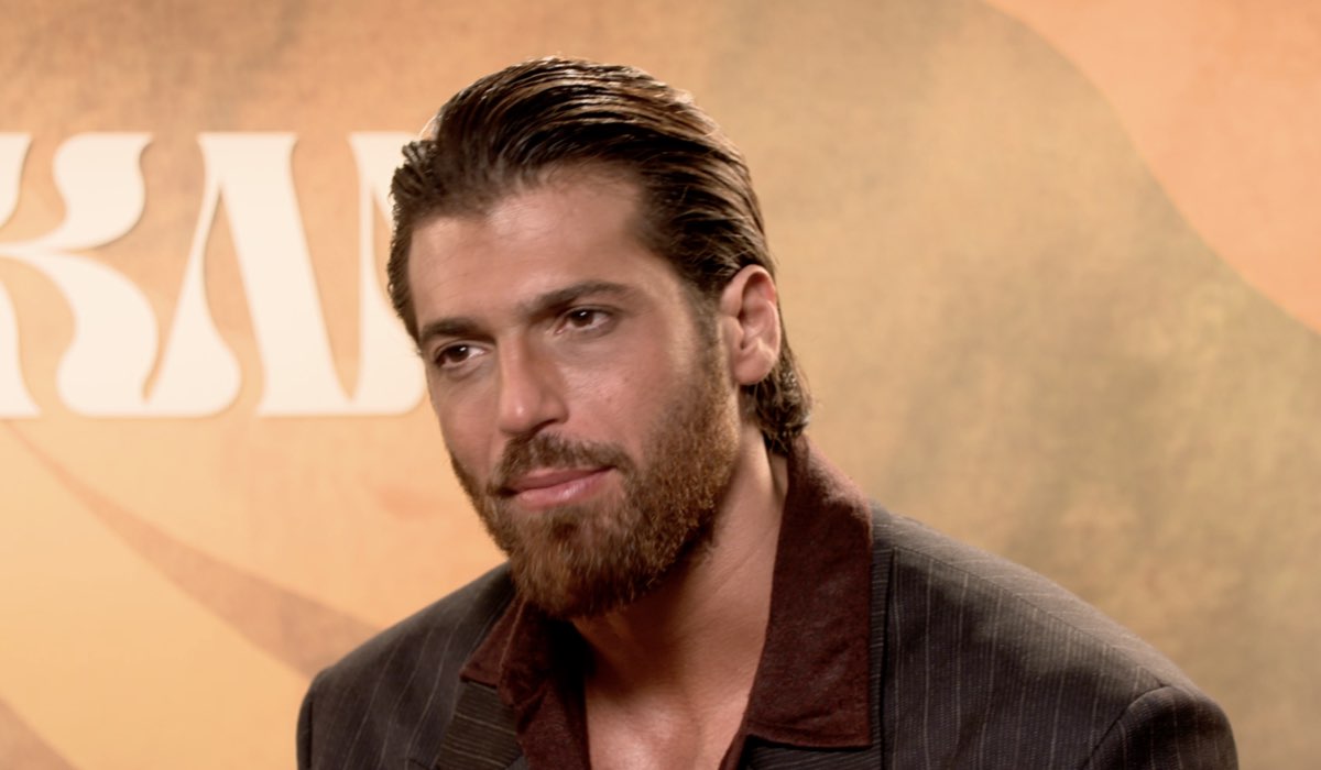 Can Yaman (Sandokan) in un fotogramma dell'intervista su “Sandokan”. Credits: Tvserial.it/Boom PR/Lux Vide/Rai Fiction.