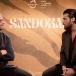 Da sinistra: Jan Maria Michelini (regista) e Can Yaman (Sandokan) in un fotogramma dell'intervista su “Sandokan”. Credits: Tvserial.it/Boom PR/Lux Vide/Rai Fiction.