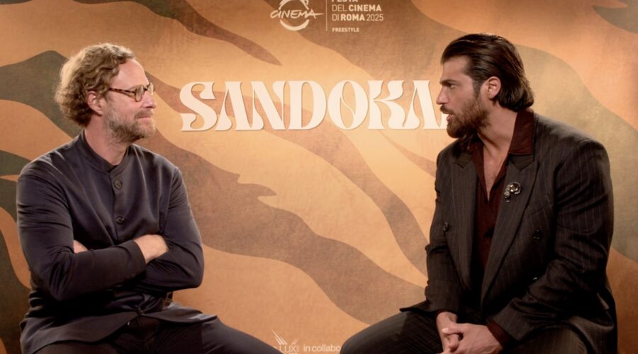 Da sinistra: Jan Maria Michelini (regista) e Can Yaman (Sandokan) in un fotogramma dell'intervista su “Sandokan”. Credits: Tvserial.it/Boom PR/Lux Vide/Rai Fiction.