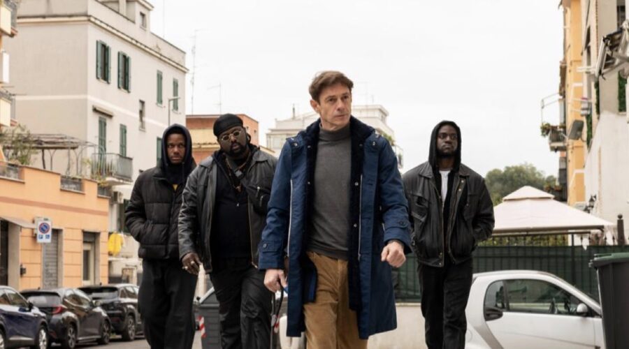 Giorgio Pasotti (Armando) in una scena de “L'appartamento sold out”. Credits: Rai/RaiPlay.