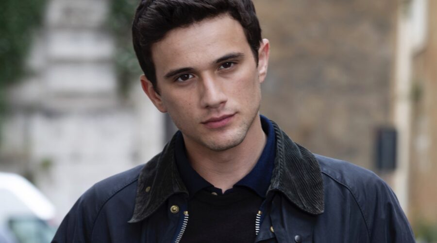 Tommaso Donadoni (Thomas Valeri) in un posato per “Un Professore 3”. Credits: Assunta Servello, Banijay Studios Italy e Rai.