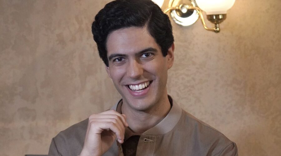 Vito Amato (Mimmo Burgio) in un posato per “Il Paradiso Delle Signore 10”. Credits: Rai.