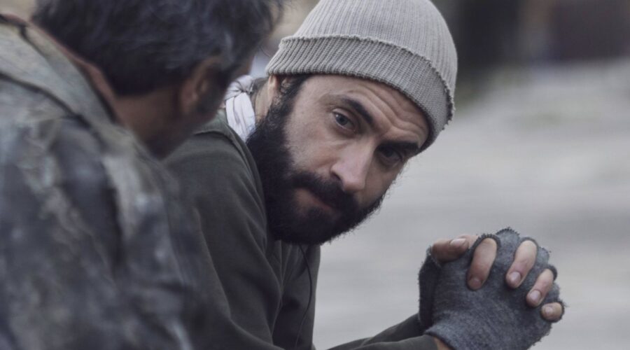 Alessio Vassallo (Fratel Biagio Conte) in una scena di “Sul cammino di Francesco - La vita di Biagio Conte”. Credits: Rai.