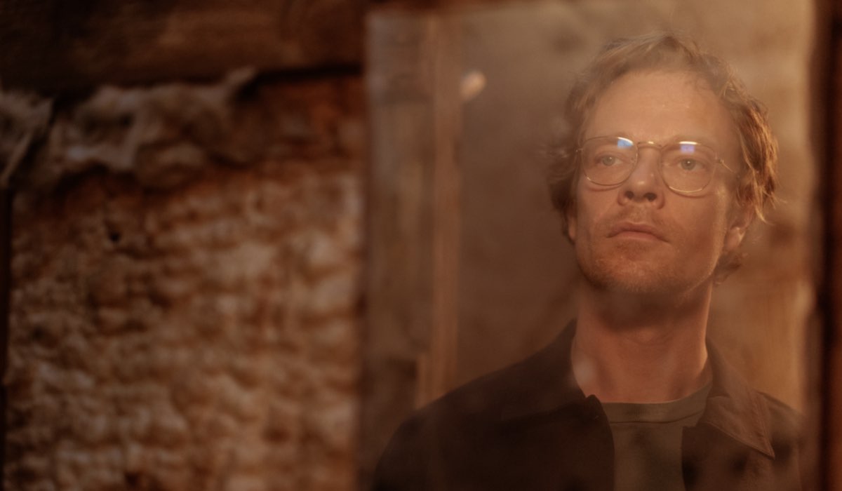 Alfie Allen (Rick) in una scena di “Girl Taken”. Credits: Girl Taken © Clapperboard/Paramount+. Fotografi: Unai Mateo/David Herranz.