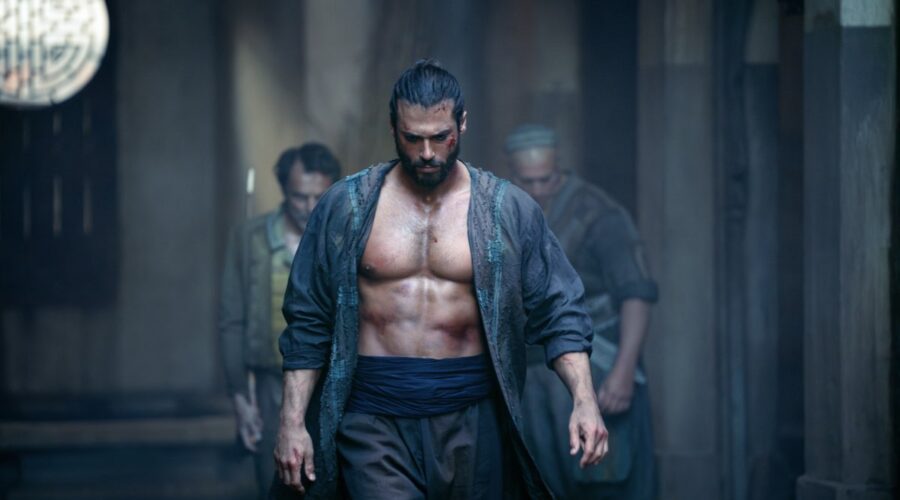 Can Yaman (Sandokan) in una scena di “Sandokan”. Credits: Rai.