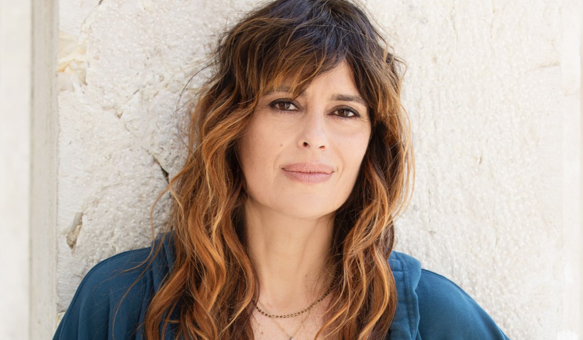 Claudia Pandolfi (Anita Ferro) in un posato per “Un Professore 3”. Credits: Assunta Servello, Banijay Studios Italy e Rai.