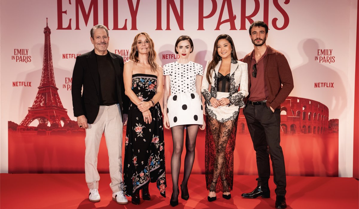 Da sinistra: Darren Star (creatore, produttore esecutivo, sceneggiatore), Philippine Leroy-Beaulieu (Sylvie Grateau), Lily Collins (Emily Cooper), Ashley Park (Mindy Chen) e Eugenio Franceschini (Marcello Muratori) in un posato in occasione della conferenza stampa di “Emily In Paris 5” a Venezia il 12 dicembre 2025. Credits: Giulia Parmigiani/Netflix.