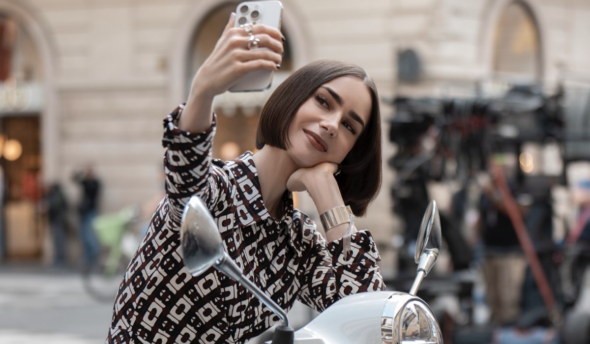 Lily Collins (Emily Cooper) in una foto dal backstage di “Emily In Paris 5”. Credits: Giulia Parmigiani/Netflix © 2025.