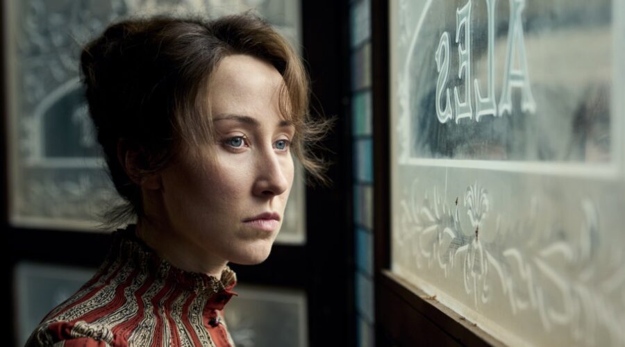 Erin Doherty (Mary Carr) in una scena di “A Thousand Blows 2”. Credits: Disney+.