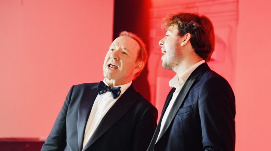 Da sinistra: Kevin Spacey (Kevin) e Filippo Laganà (Manlio Viganò) in una scena di “Minimarket”. Credits: Rai/RaiPlay.