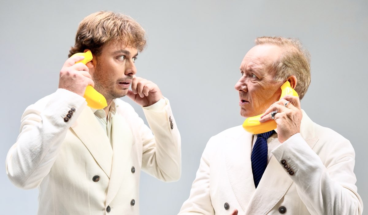 Da sinistra: Filippo Laganà (Manlio Viganò) e Kevin Spacey (Kevin) in una scena di “Minimarket”. Credits: Rai/RaiPlay.