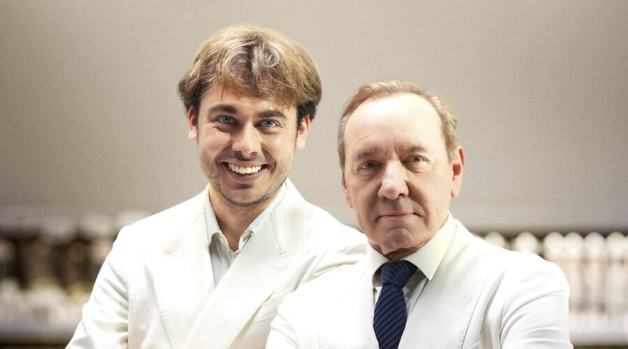 Da sinistra: Filippo Laganà (Manlio Viganò) e Kevin Spacey (Kevin) nella locandina di “Minimarket”. Credits: Rai/RaiPlay.