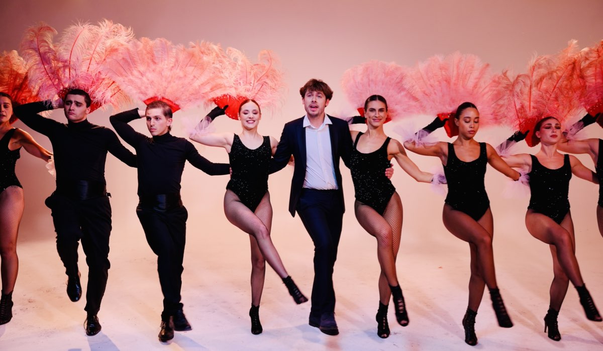 Filippo Laganà (Manlio Viganò) in una scena di gruppo di “Minimarket”. Credits: Rai/RaiPlay.