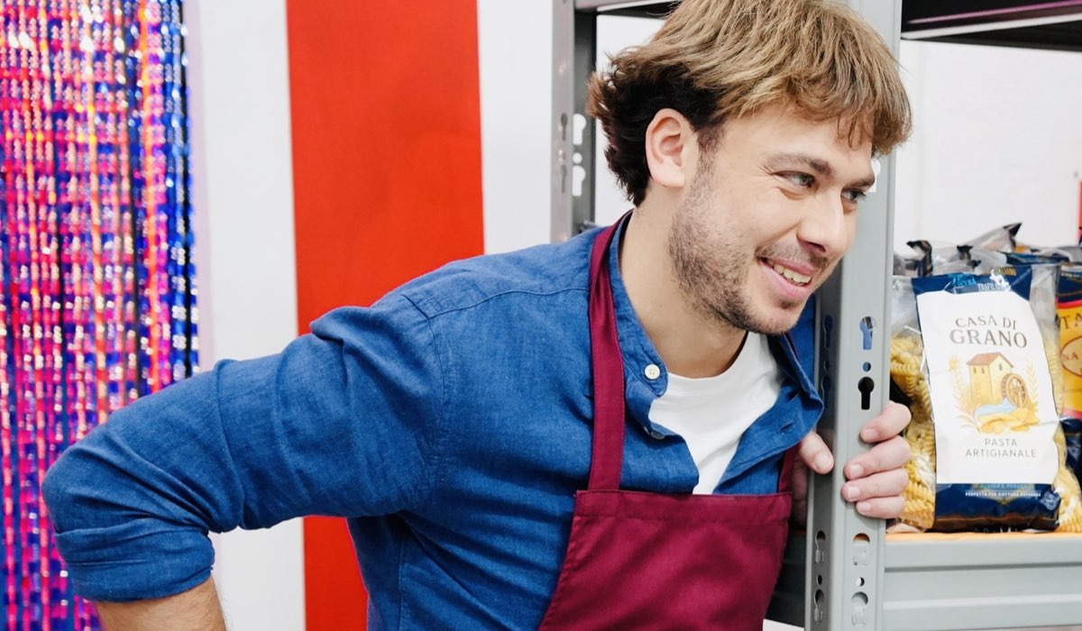 Filippo Laganà (Manlio Viganò) in una scena di “Minimarket”. Credits: Rai/RaiPlay.