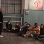 Giorgio Panariello (Guido Terenzi) in una scena di gruppo di “Tutta Scena“. Credits: Rai.