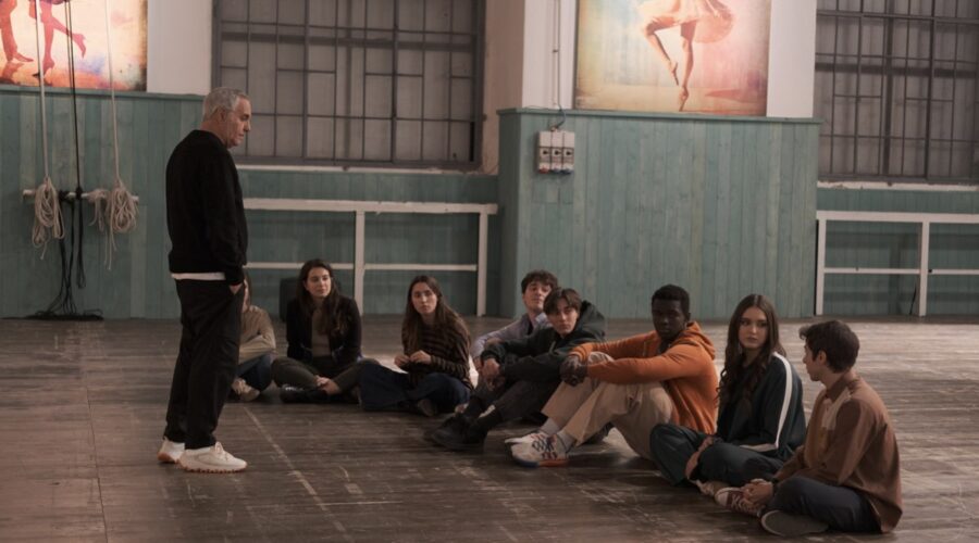 Giorgio Panariello (Guido Terenzi) in una scena di gruppo di “Tutta Scena“. Credits: Rai.