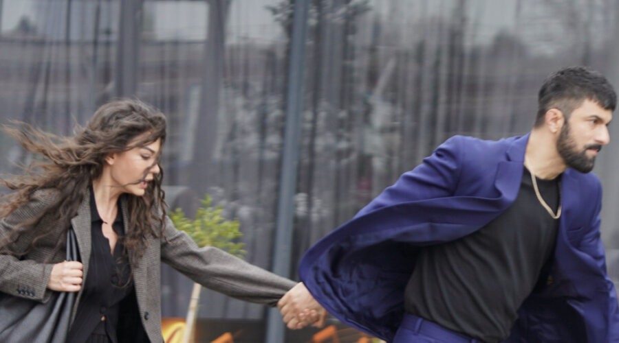 Io Sono Farah I Canale 5 - 1a Tv Demet Özdemir (Farah Ersadi), Engin Akyürek (Tahir Lekesiz) Credits Rete In Rete