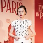 Lily Collins (Emily Cooper) in un posato in occasione della conferenza stampa di “Emily In Paris 5” a Venezia il 12 dicembre 2025. Credits: Giulia Parmigiani/Netflix.