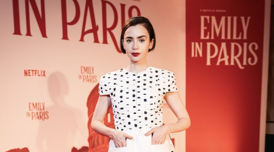 Lily Collins (Emily Cooper) in un posato in occasione della conferenza stampa di “Emily In Paris 5” a Venezia il 12 dicembre 2025. Credits: Giulia Parmigiani/Netflix.