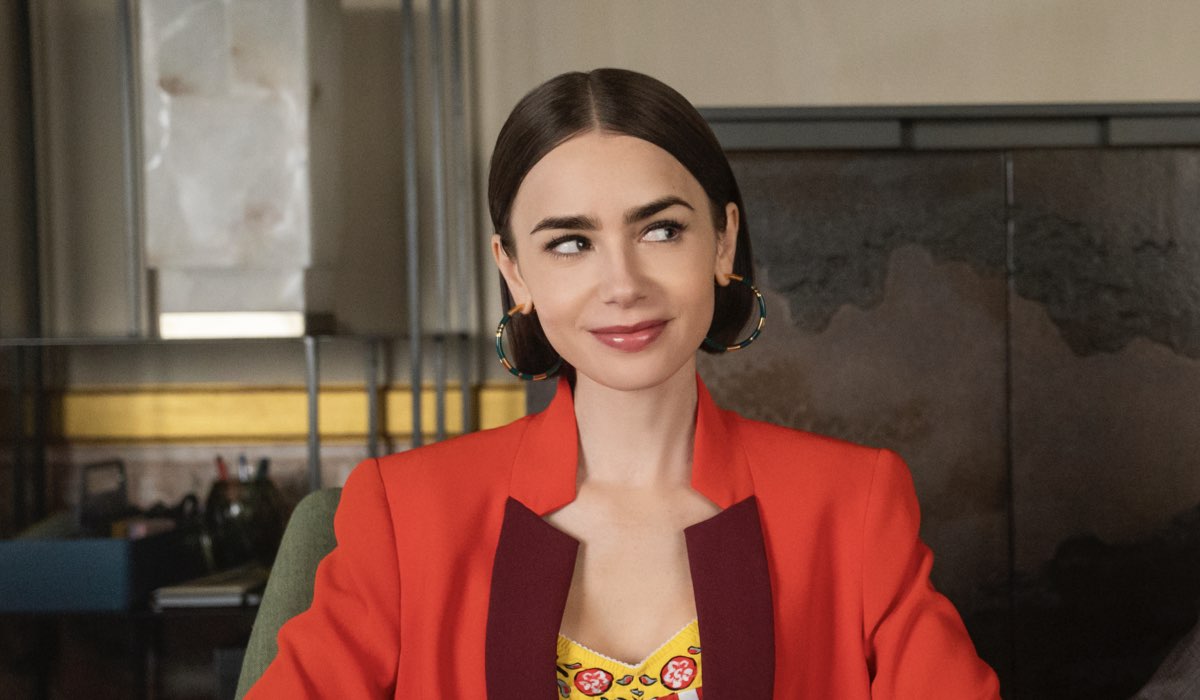 Lily Collins (Emily Cooper) in una scena di “Emily In Paris 5”. Credits: Caroline Dubois/Netflix © 2025.