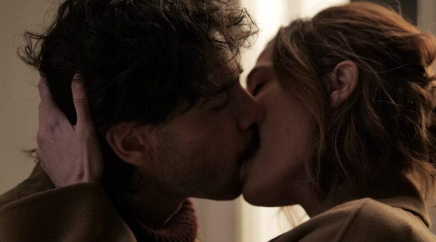 Da sinistra: Marco Bocci (Massimo Mancuso) e Laura Chiatti (Valentina Colombo) in una scena di “Se fossi te”. Credits: Rai.