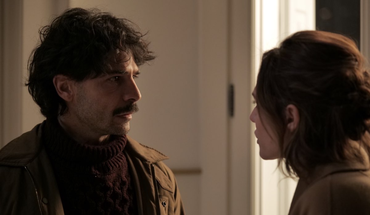 Da sinistra: Marco Bocci (Massimo Mancuso) e Laura Chiatti (Valentina Colombo) in una scena di “Se fossi te”. Credits: Rai.