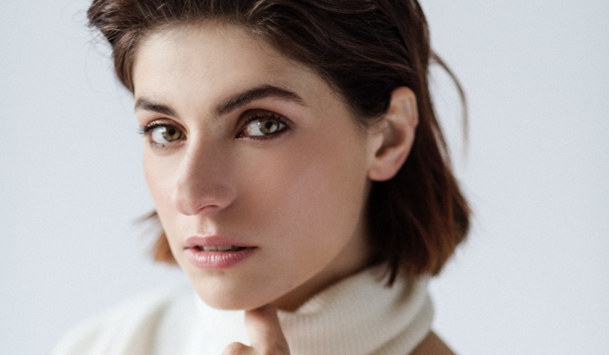 Maria Chiara Giannetta (Adele Caetani) in un posato per “Hotel Costiera”. Credits: Prime Video.