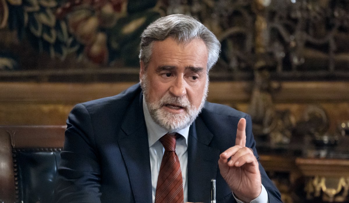 Max Tortora (presidente del Consiglio italiano) in una scena di “Sicilia Express”. Credits: Dario Palermo e Oriana Palermo/Netflix.