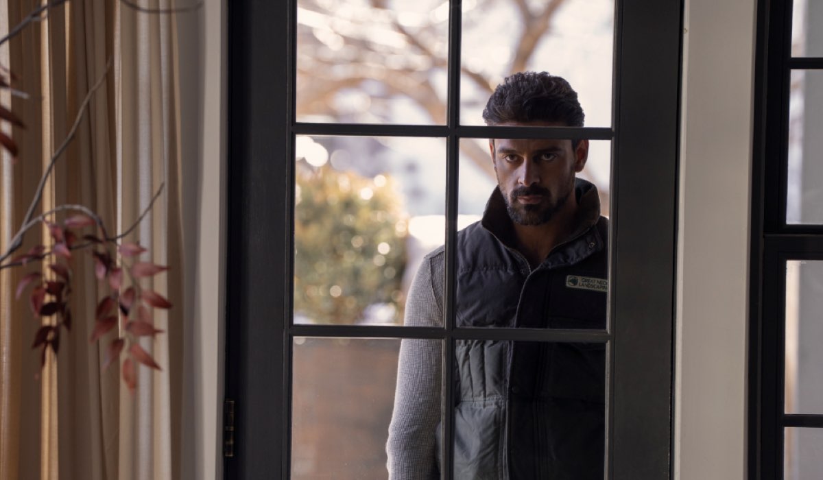 Michele Morrone (Enzo) in una scena del film “Una di famiglia (The Housemaid)”. Credits: Leone Film Group/Rai Cinema.