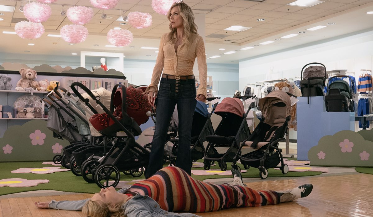 Da sopra: Michelle Pfeiffer (Shayanne Millet) e Elle Fanning (Margo Millet) in una scena di “Margo ha problemi di soldi”. Credits: Apple TV.