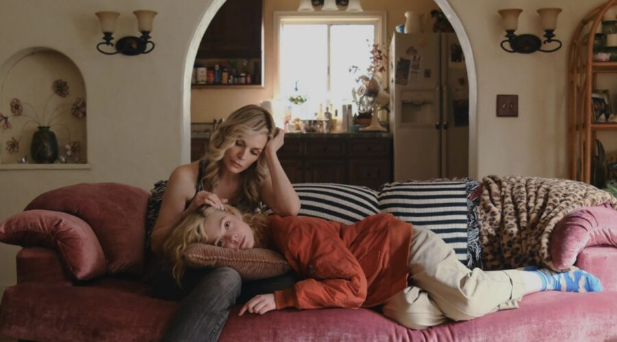 Da sinistra: Michelle Pfeiffer (Shayanne Millet) e Elle Fanning (Margo Millet) in una scena di “Margo ha problemi di soldi”. Credits: Apple TV.