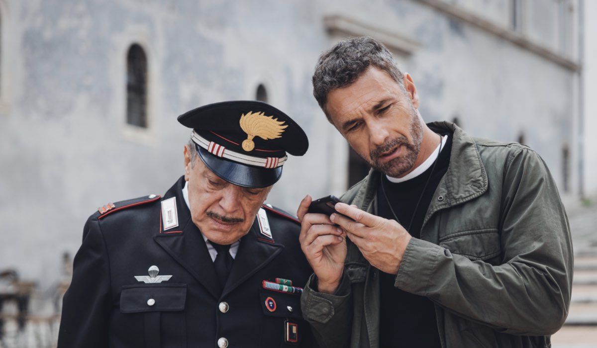 Da sinistra: Nino Frassica (Maresciallo Nino Cecchini) e Raoul Bova (Don Massimo) in una scena di “Don Matteo 15”. Credits: Virginia Bettoja/Rai.