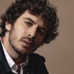 Pierpaolo Spollon (Bruno Lombardi) in un posato per “Hotel Costiera”. Credits: Prime Video.