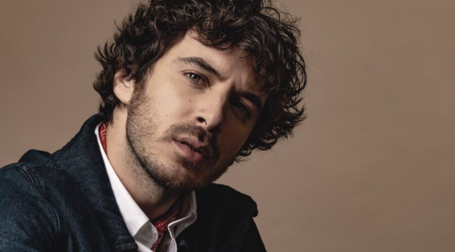 Pierpaolo Spollon (Bruno Lombardi) in un posato per “Hotel Costiera”. Credits: Prime Video.