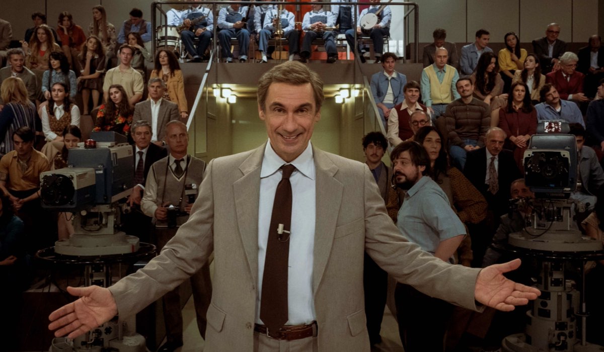 Fabrizio Gifuni (Enzo Tortora) in una scena di “Portobello”, per la regia di Marco Bellocchio. Credits: Anna Camerlingo/HBO Max Italia.