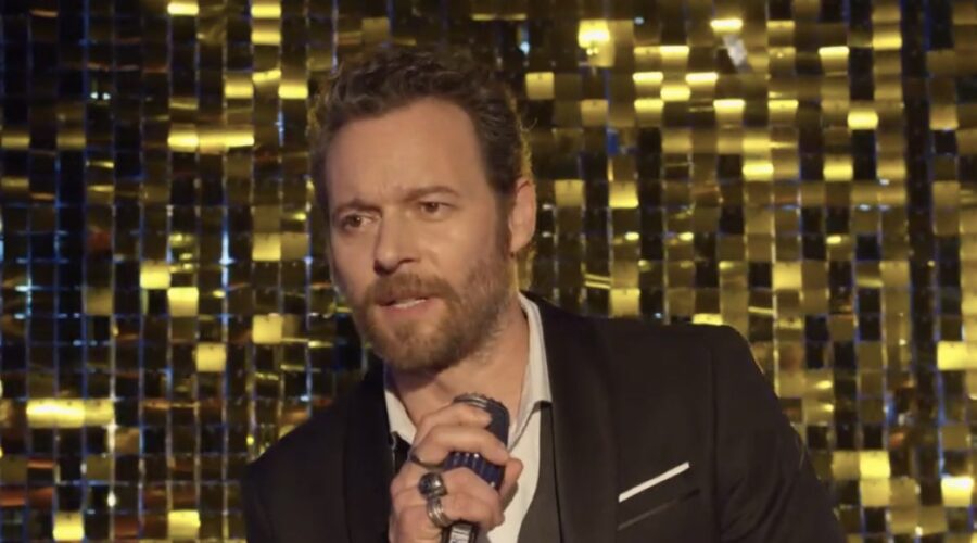 Giorgio Marchesi in una scena di “Purché finisca bene - La voce di Cupido”. Credits: Rai.